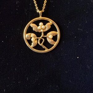 Vintage Avon whisper, leaf necklace